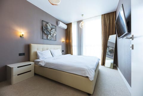 Bed, TV and multimedia, Photo of the whole room, Bedroom
