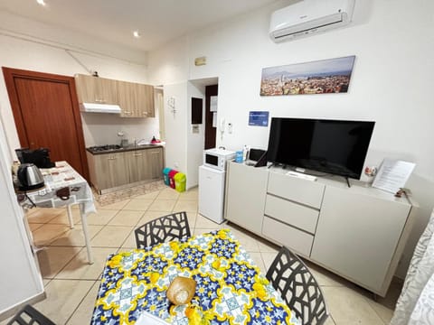 Communal lounge/ TV room, TV and multimedia, Kitchen or kitchenette, Living room, Photo of the whole room, Seating area, Dining area, Evening entertainment, minibar, oven, pet friendly, air conditioner