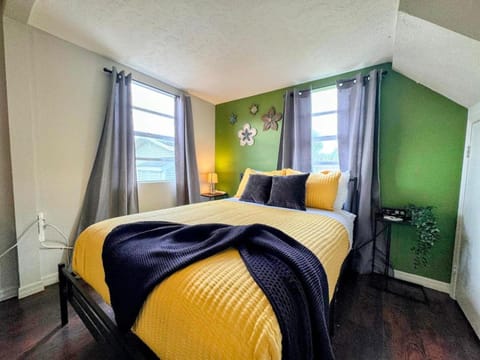 Hook's Cabin- Lake & Pool Near Disney A-frame Cabin in Clermont