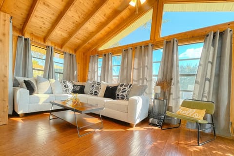 Hook's Cabin- Lake & Pool Near Disney A-frame Cabin in Clermont