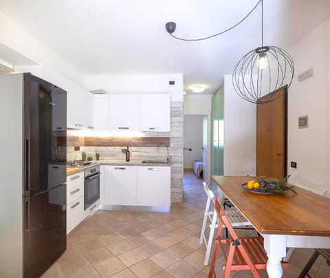 Kitchen or kitchenette, Dining area, oven