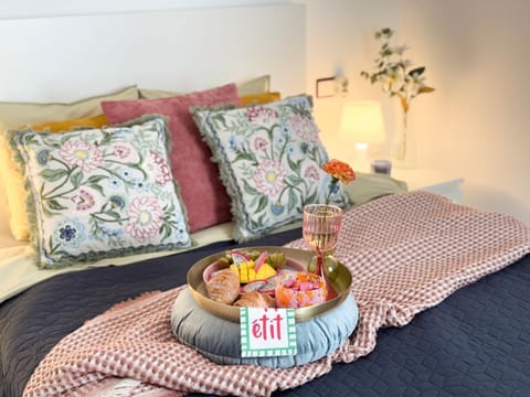 Bed, Photo of the whole room, Seating area, Bedroom