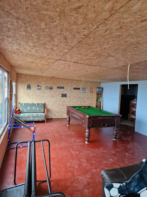 Billiard, Game Room