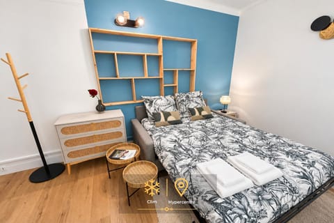Property building, Bed, Photo of the whole room, Bedroom, towels