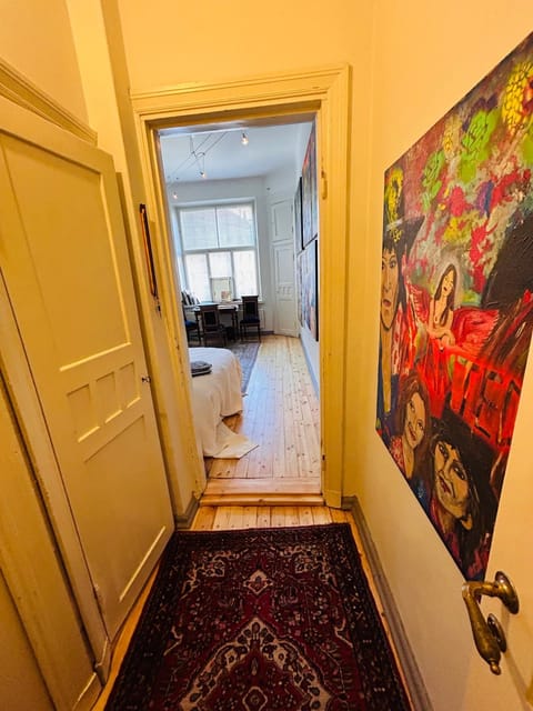 Art gallery room with own entrance at the centre of Helsinki Vacation rental in Helsinki