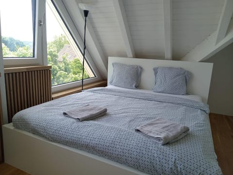 Bed, Bedroom, towels