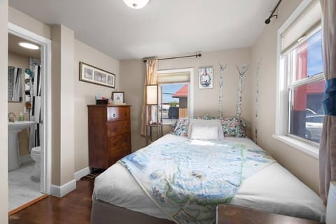 Charming and Cozy Private Home Walking Distance to Downtown House in Kalispell