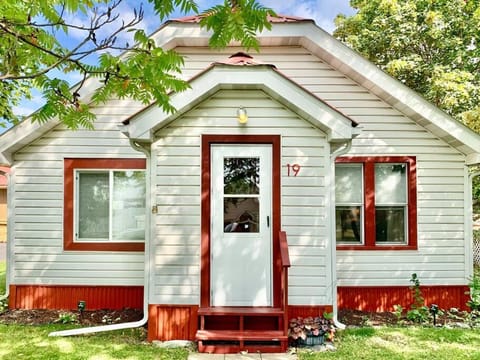 Charming and Cozy Private Home Walking Distance to Downtown House in Kalispell