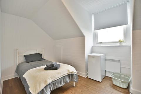 Photo of the whole room, Bedroom, towels
