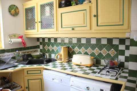 Kitchen or kitchenette, dishwasher, stove