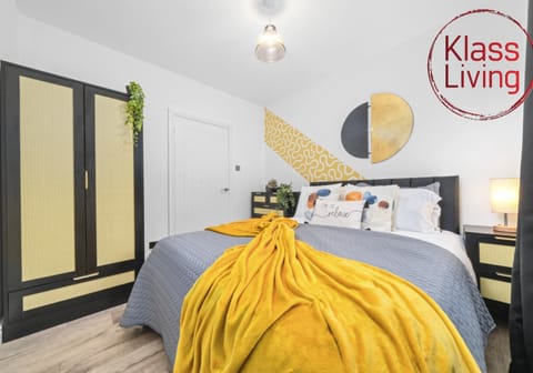 Bed, Decorative detail, Bedroom, Guests, group of guests, cot, Family