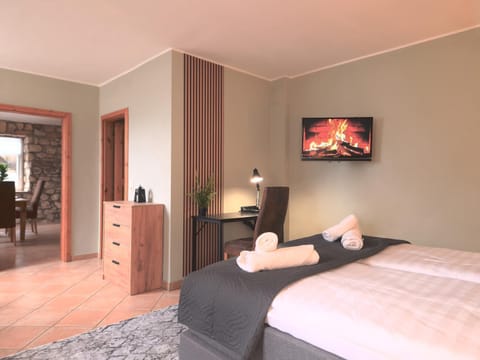 TV and multimedia, Living room, Seating area, Bedroom