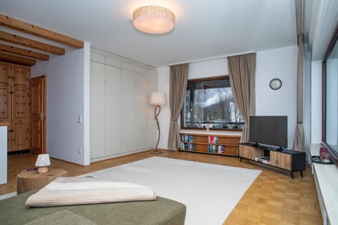 Bed, TV and multimedia, Photo of the whole room