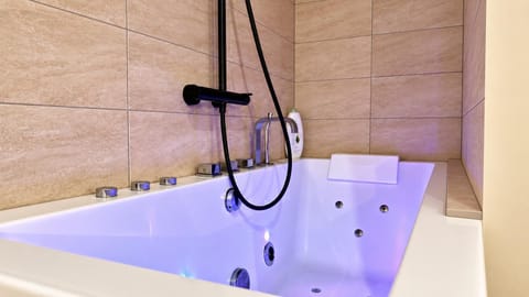 Hot Tub, Bathroom, Spa and wellness centre/facilities, Bath