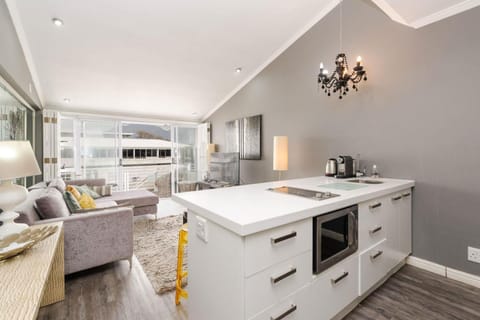 Kitchen or kitchenette, Living room, Dining area, dishwasher, minibar, oven, stove