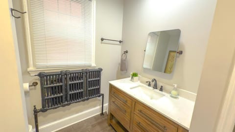 The Rustic Home Albany NY - 3 Bedroom Private Second Floor Apartment Apartment in Albany