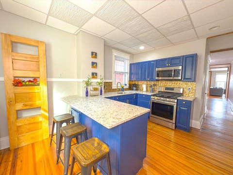 The Rustic Home Albany NY - 3 Bedroom Private Second Floor Apartment Apartment in Albany