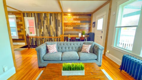 The Rustic Home Albany NY - 3 Bedroom Private Second Floor Apartment Apartment in Albany