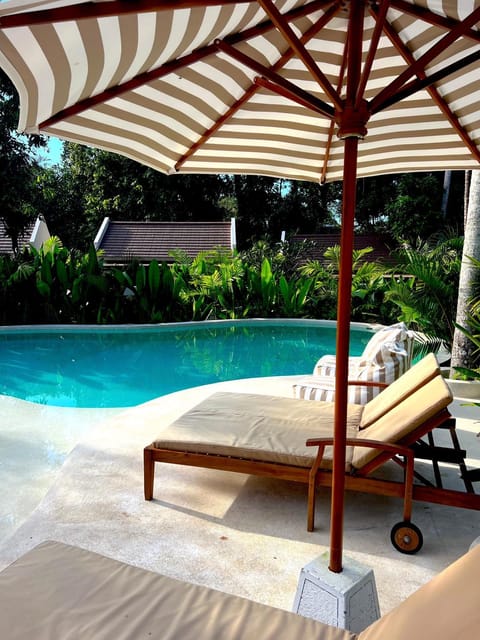 Swimming pool, sunbed