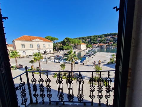 Nearby landmark, Day, Neighbourhood, Natural landscape, City view, Sea view, Street view