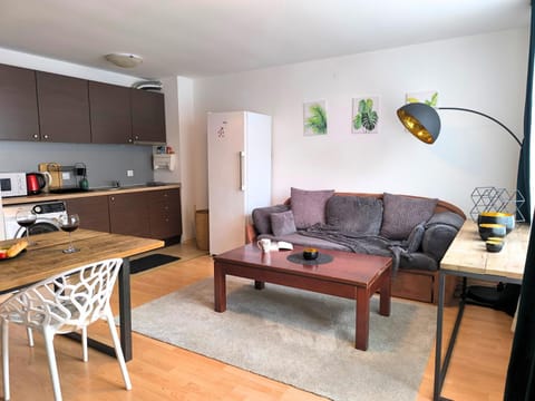 Coffee/tea facilities, Kitchen or kitchenette, Living room, Seating area, Dining area