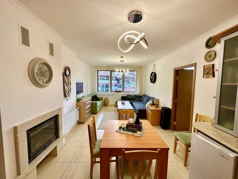 TV and multimedia, Kitchen or kitchenette, Living room, Seating area, Dining area