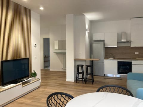 TV and multimedia, Kitchen or kitchenette, Living room, Seating area, Dining area
