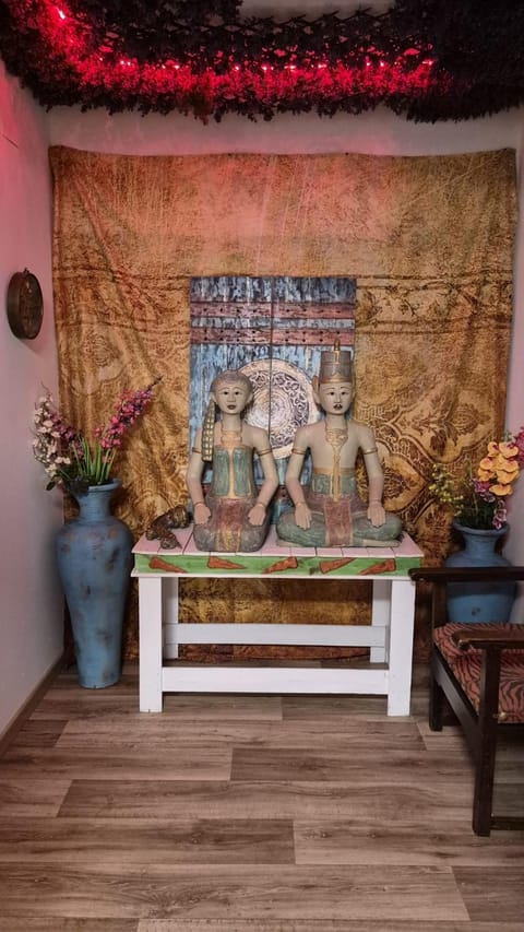 HOSTEL Pepper-Gold -STEP-FREE ENTRANCE -car- free Space-no nois-3 minutes from Port -BED ROOMS 8 GUEST 55 M2 AND 8 GUEST 65 M2 Hostel in Alicante