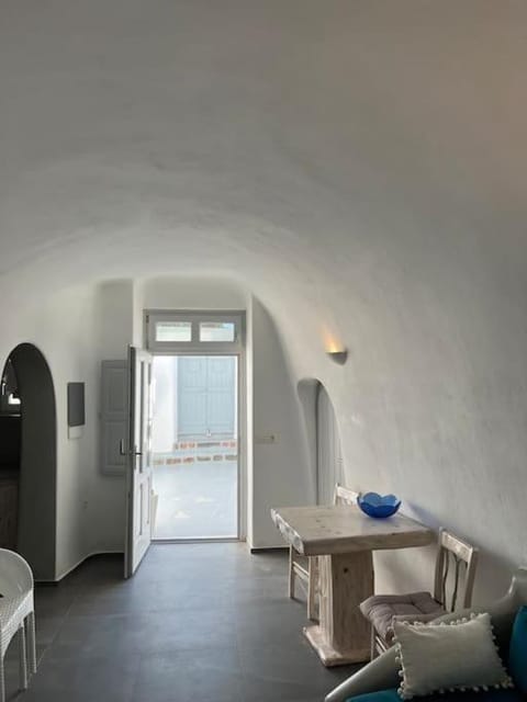 Nostos Central Cave House with jacuzzi Apartment in Thera