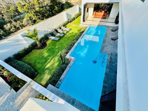 Garden view, Pool view, Swimming pool, sunbed