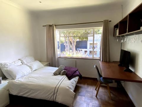 Bed, TV and multimedia, Bedroom