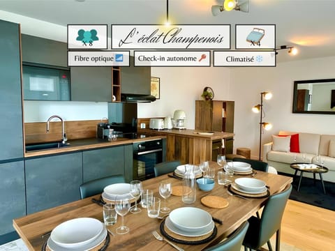 Kitchen or kitchenette, Living room, Food and drinks, Seating area, Dining area, Food, minibar