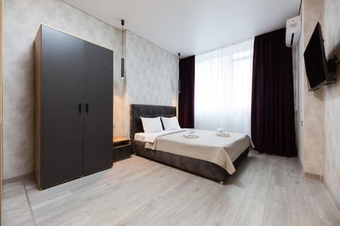 Bed, TV and multimedia, Photo of the whole room, Bedroom, towels, wardrobe