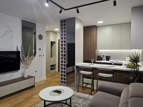 TV and multimedia, Kitchen or kitchenette, Living room, Seating area, Dining area