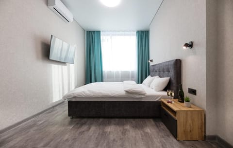 Bed, TV and multimedia, Photo of the whole room, Bedroom, air conditioner