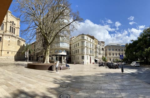 Property building, Nearby landmark, Neighbourhood, Landmark view, Street view, Location