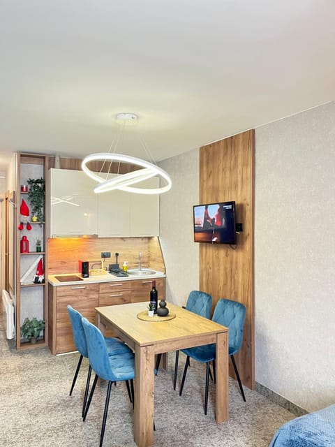 TV and multimedia, Kitchen or kitchenette, Dining area, Evening entertainment