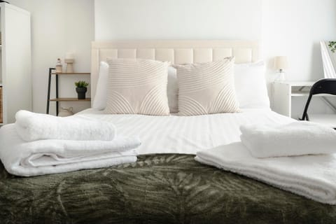 Bed, Bedroom, towels