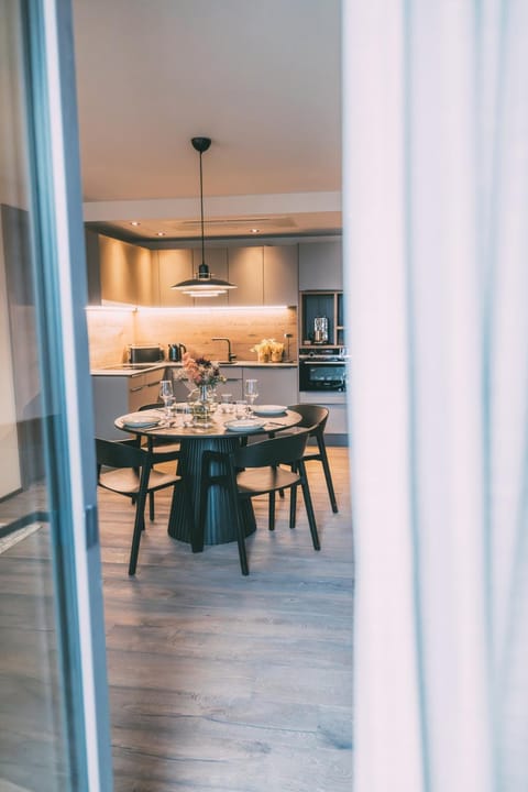 Kitchen or kitchenette, Living room, Seating area, Dining area