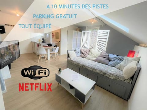 Bed, TV and multimedia, View (from property/room), Living room, Photo of the whole room, Seating area, Dining area, Bedroom, kitchen