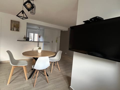 TV and multimedia, Seating area, Dining area
