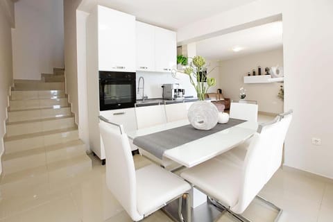 Kitchen or kitchenette, Dining area, oven