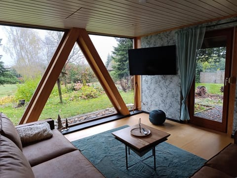 Communal lounge/ TV room, TV and multimedia, Living room, Seating area, Evening entertainment, Garden view