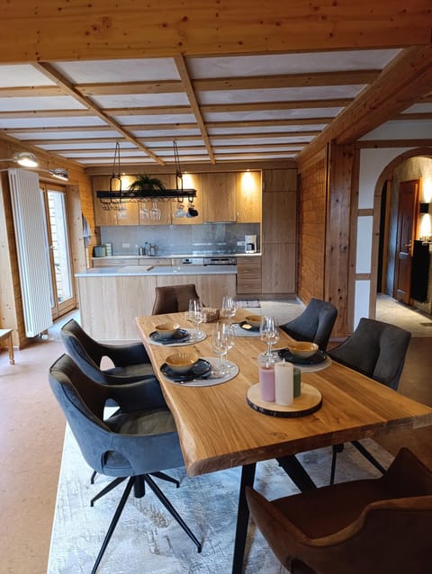 Kitchen or kitchenette, Seating area, Dining area