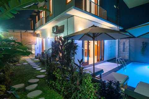 Property building, Patio, Night, Garden, Garden view, Pool view, Swimming pool, sunbed