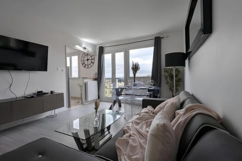 Communal lounge/ TV room, TV and multimedia, Living room, Seating area, Dining area, Meals, furniture, internet