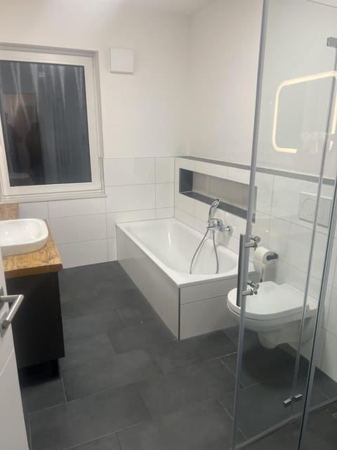 Schöne Ferienwohnung in Buxtehude- Zentral -Lade Säule -6Person Apartment in Schleswig-Holstein