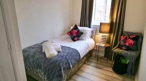 Property building, Bed, Bedroom, wardrobe