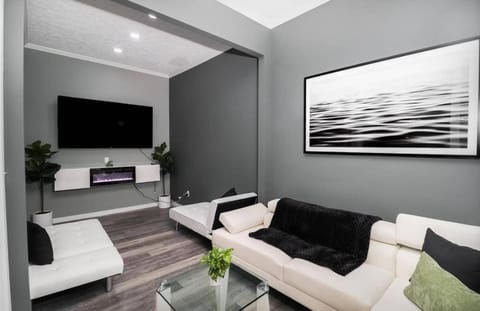 Modern Luxury in Tremont - 6Bed 3bath Fee parking House in Cleveland Heights