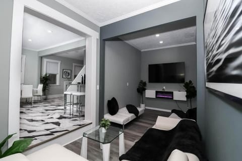 Modern Luxury in Tremont - 6Bed 3bath Fee parking House in Cleveland Heights